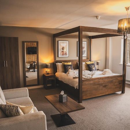 Crossways Hotel เวลส์ ภายนอก รูปภาพ A bedroom at The Old Vicarage Hotel