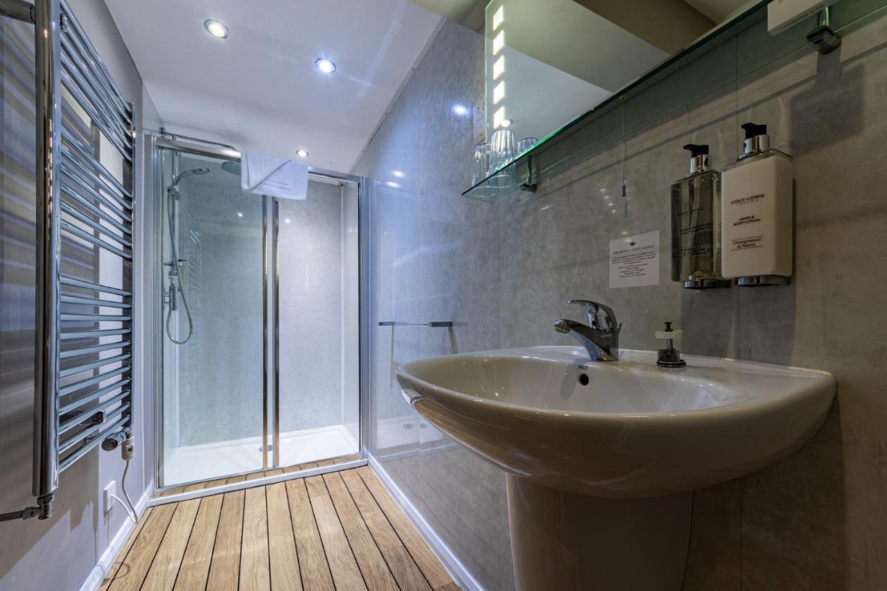 Crossways Hotel เวลส์ ภายนอก รูปภาพ A shower room