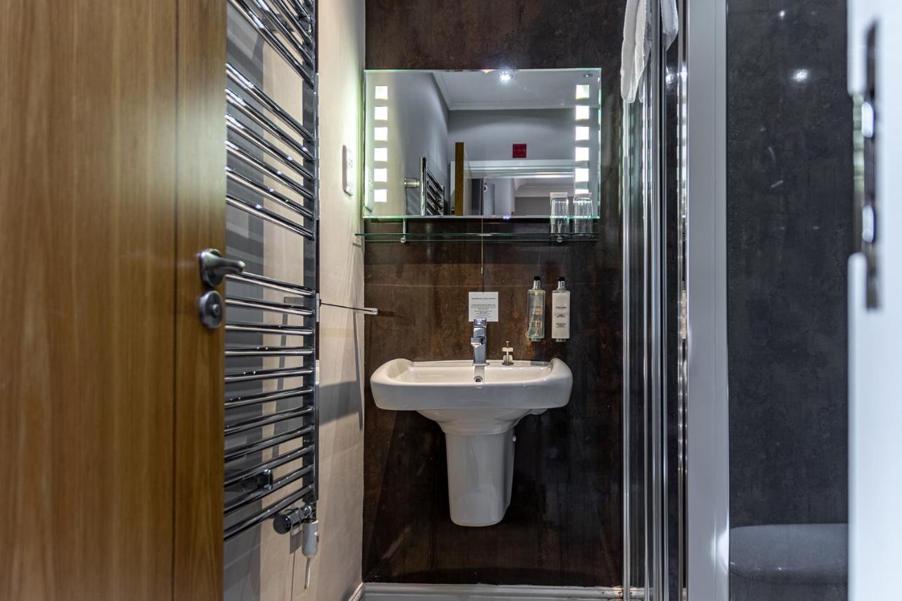 Crossways Hotel เวลส์ ภายนอก รูปภาพ A wet room