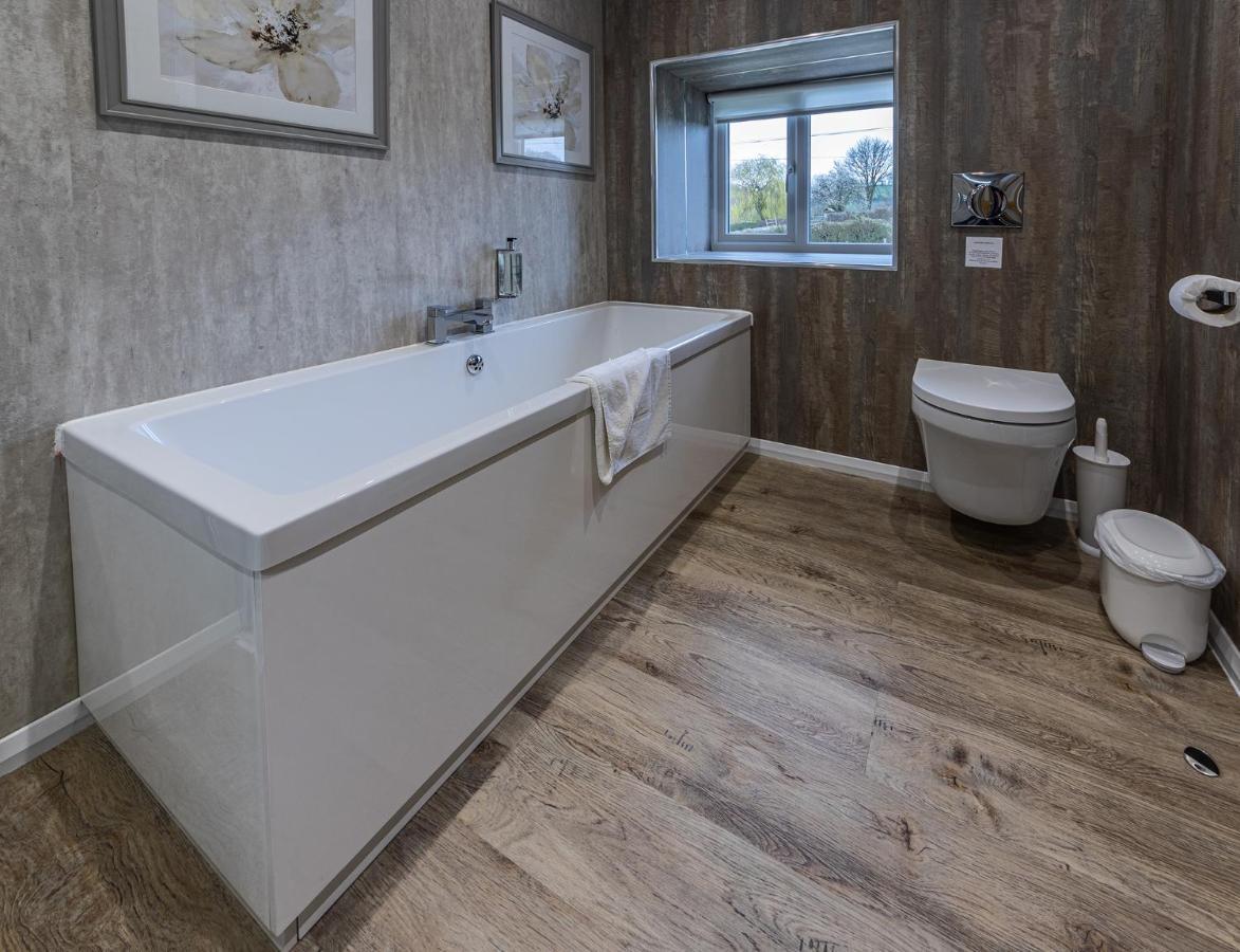 Crossways Hotel เวลส์ ภายนอก รูปภาพ Bathroom with a shower bath