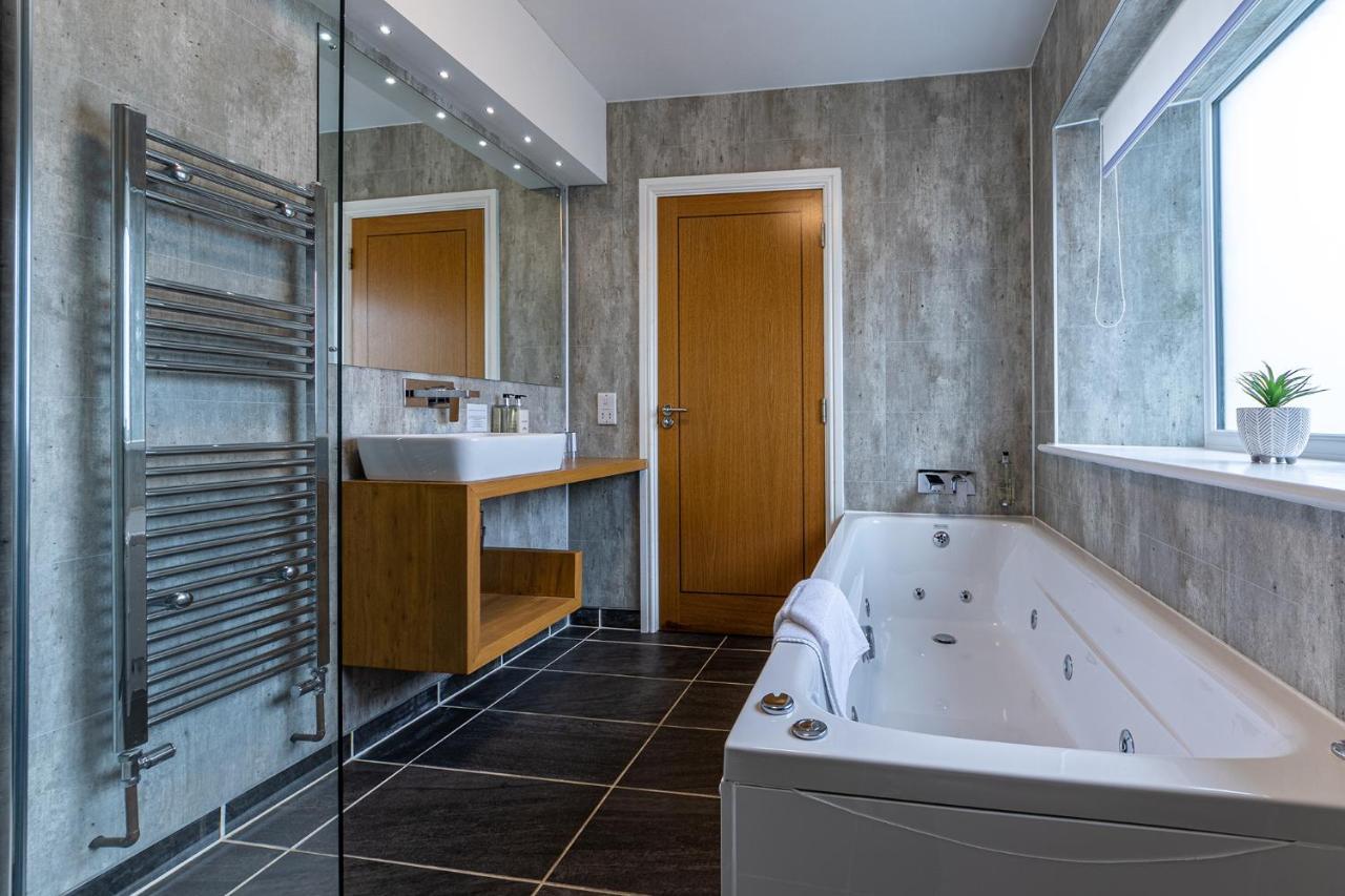 Crossways Hotel เวลส์ ภายนอก รูปภาพ Bathroom