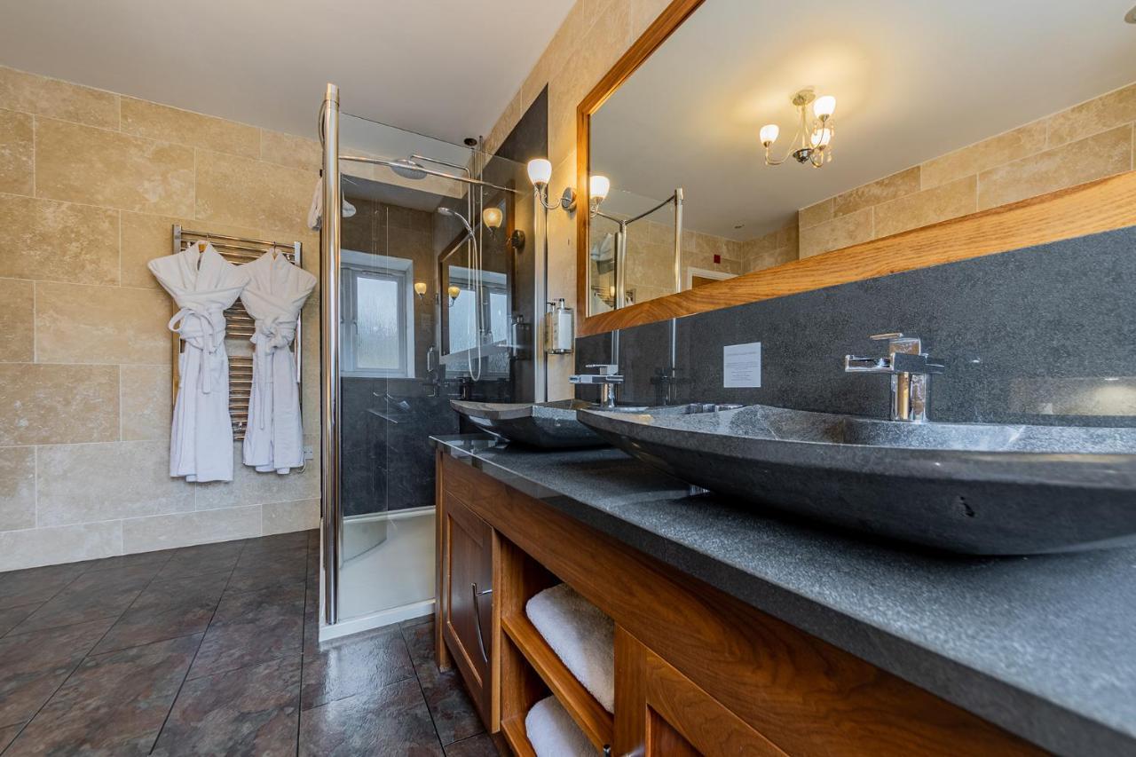 Crossways Hotel เวลส์ ภายนอก รูปภาพ Bathroom