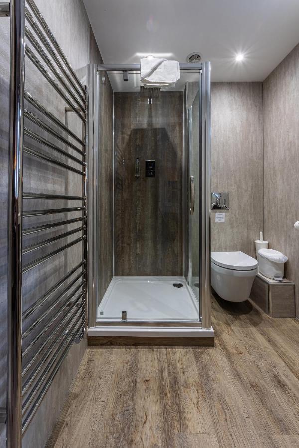 Crossways Hotel เวลส์ ภายนอก รูปภาพ A shower cubicle