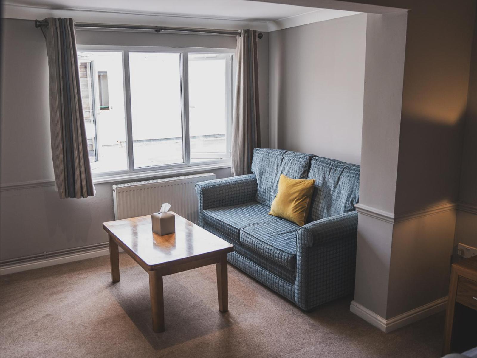 Crossways Hotel เวลส์ ภายนอก รูปภาพ A typical room at the hotel
