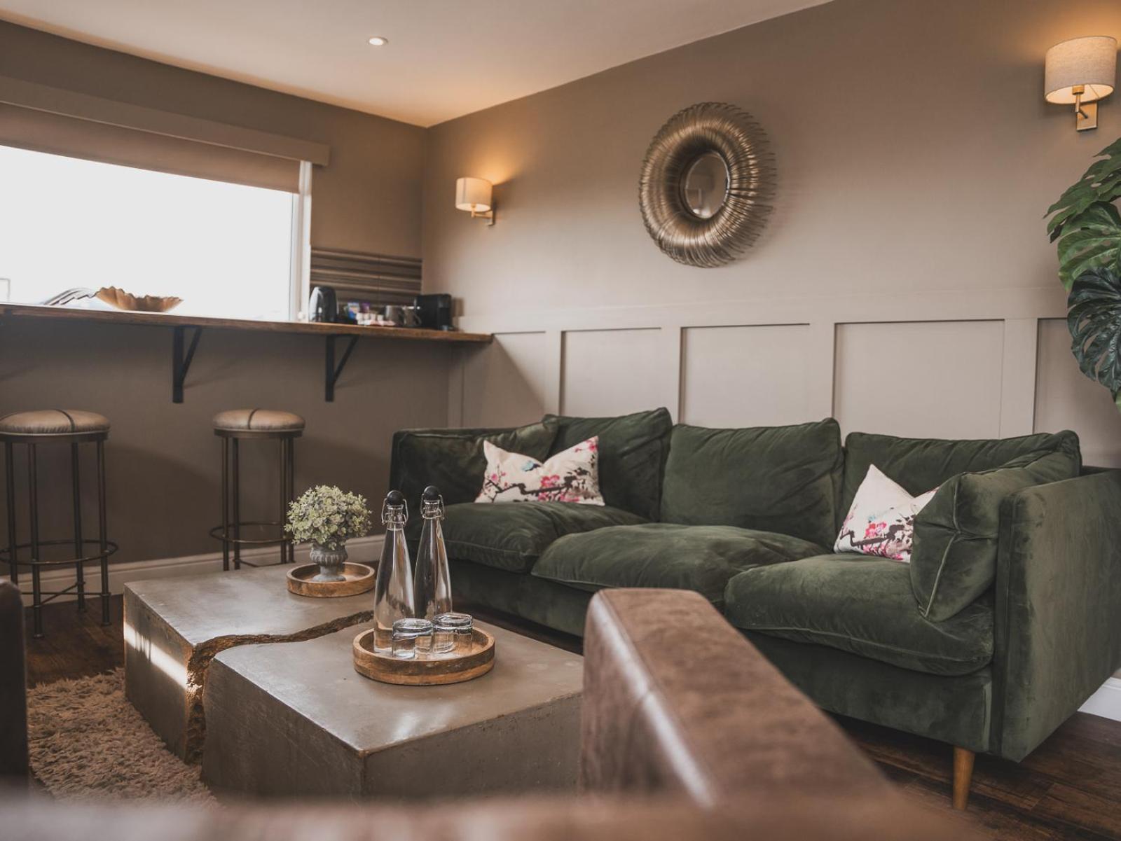 Crossways Hotel เวลส์ ภายนอก รูปภาพ The interior of the new lounge