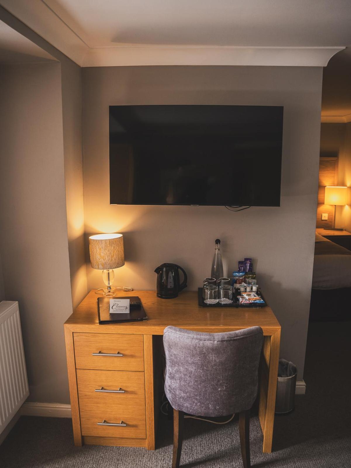 Crossways Hotel เวลส์ ภายนอก รูปภาพ A television in a hotel room