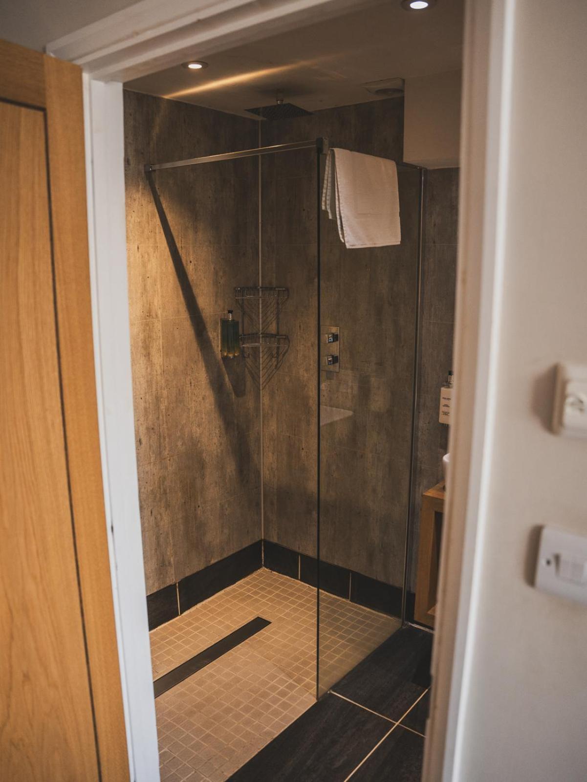 Crossways Hotel เวลส์ ภายนอก รูปภาพ A shower cubicle