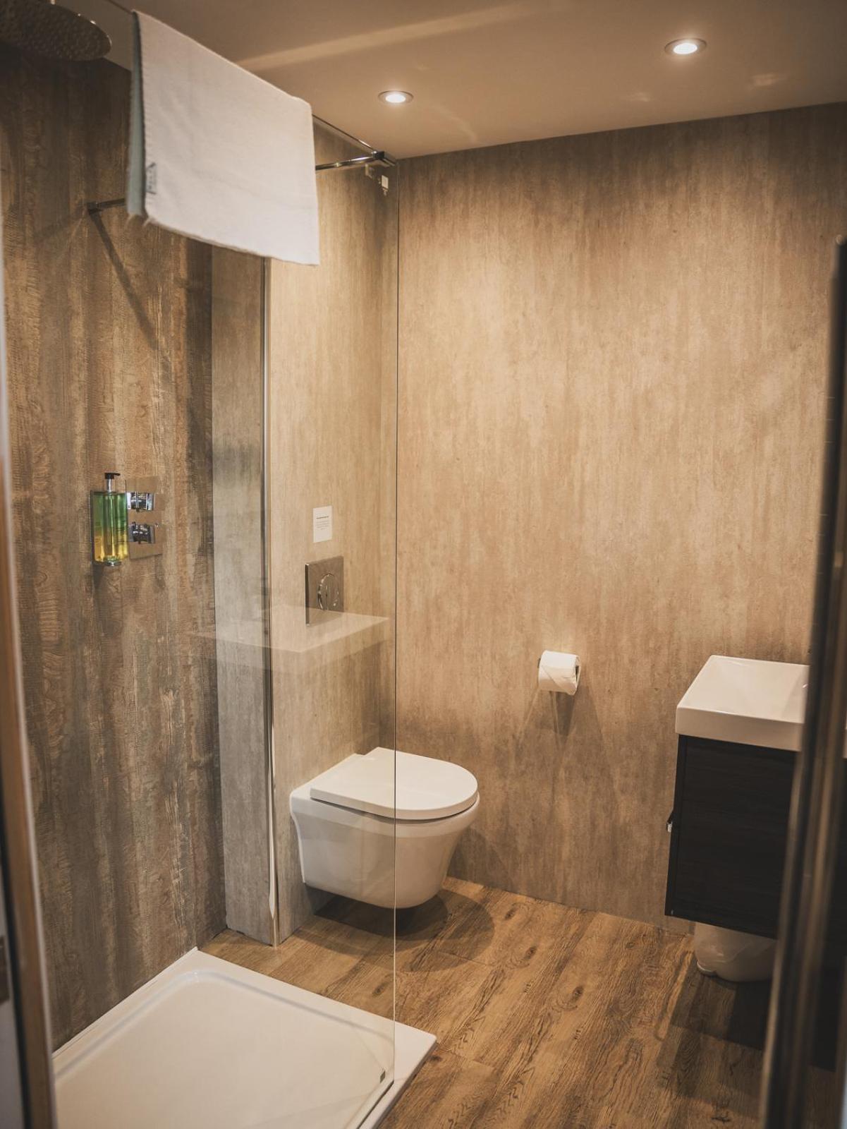 Crossways Hotel เวลส์ ภายนอก รูปภาพ Bathroom