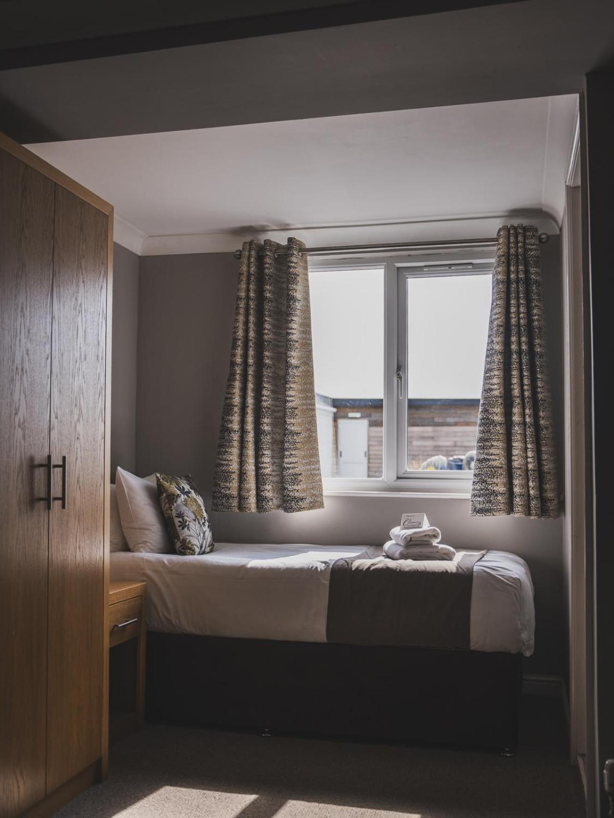 Crossways Hotel เวลส์ ภายนอก รูปภาพ A bedroom at the hotel