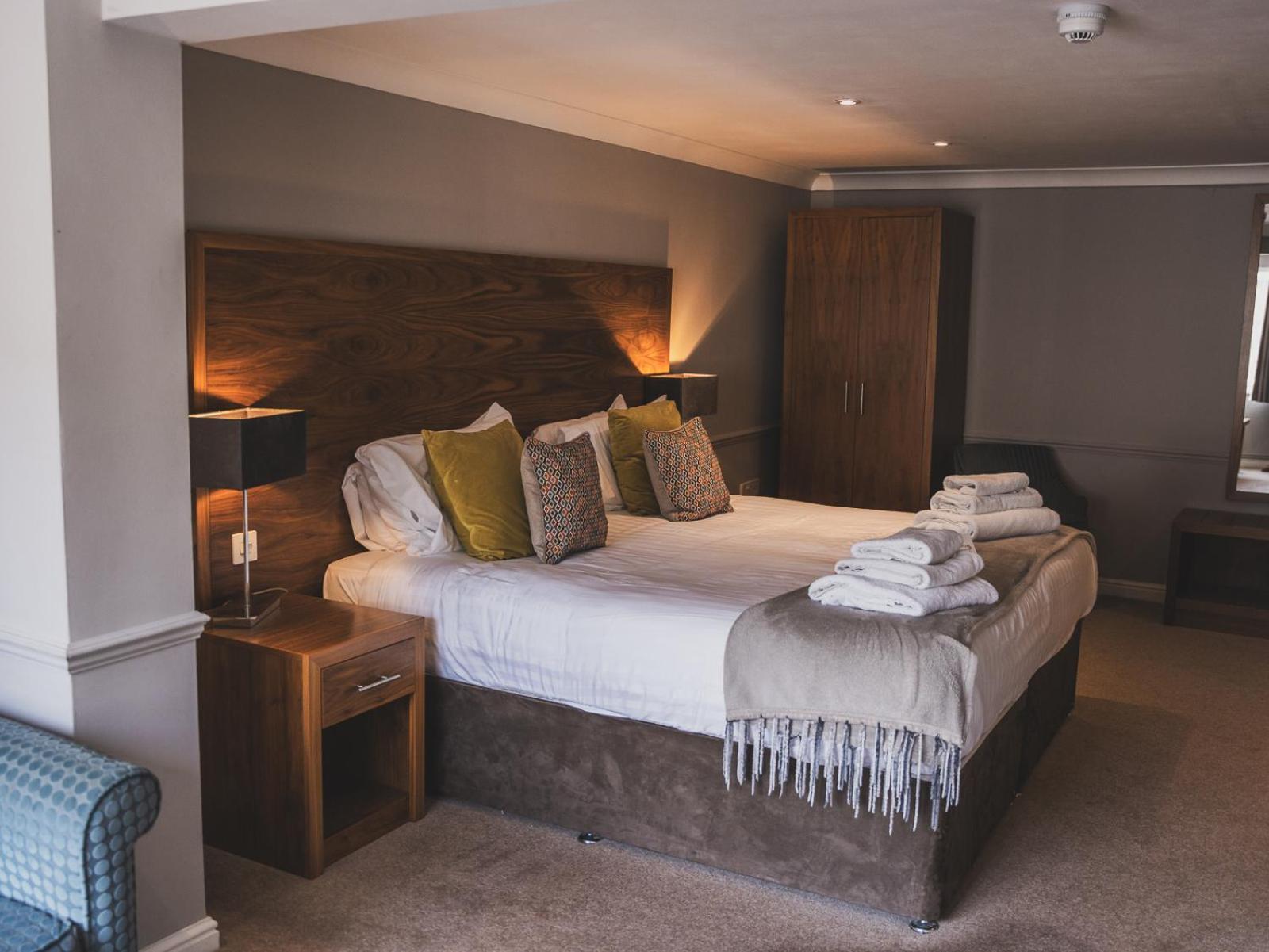 Crossways Hotel เวลส์ ภายนอก รูปภาพ A bedroom at The Old Vicarage Hotel