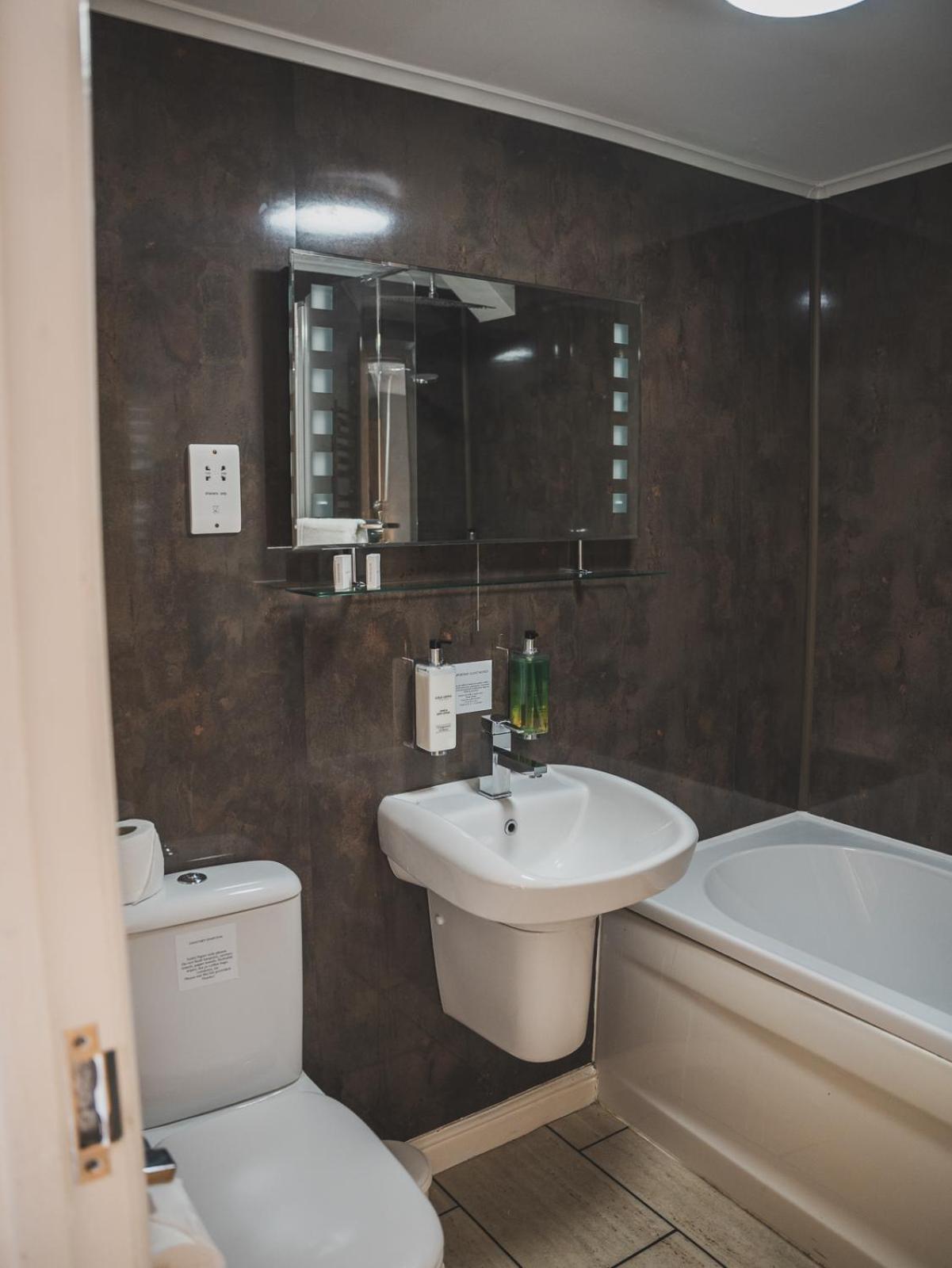 Crossways Hotel เวลส์ ภายนอก รูปภาพ Bathroom