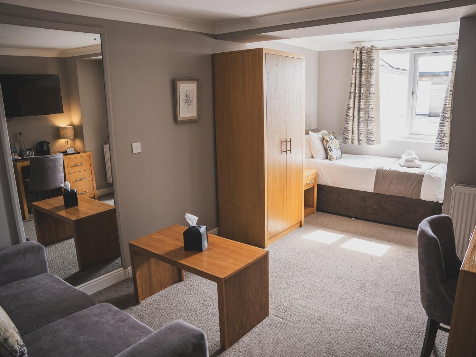 Crossways Hotel เวลส์ ภายนอก รูปภาพ A room at the hotel