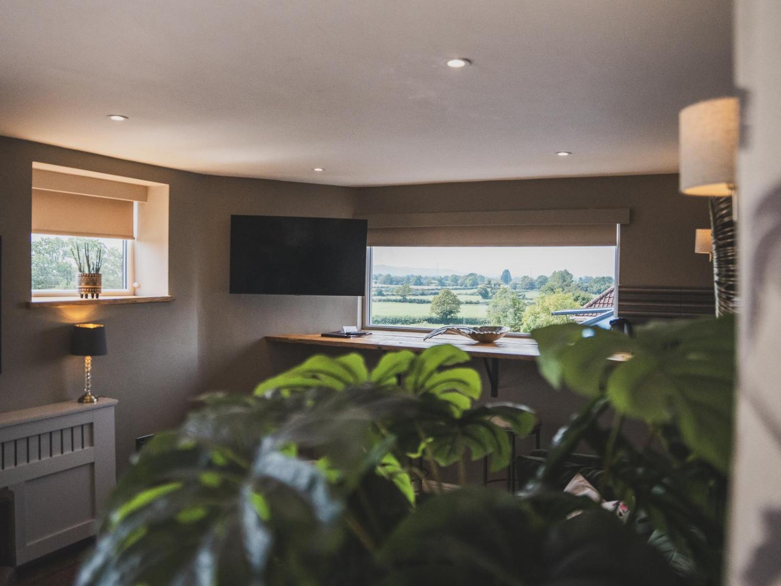 Crossways Hotel เวลส์ ห้อง รูปภาพ The interior of the control tower at Cotswold Airport