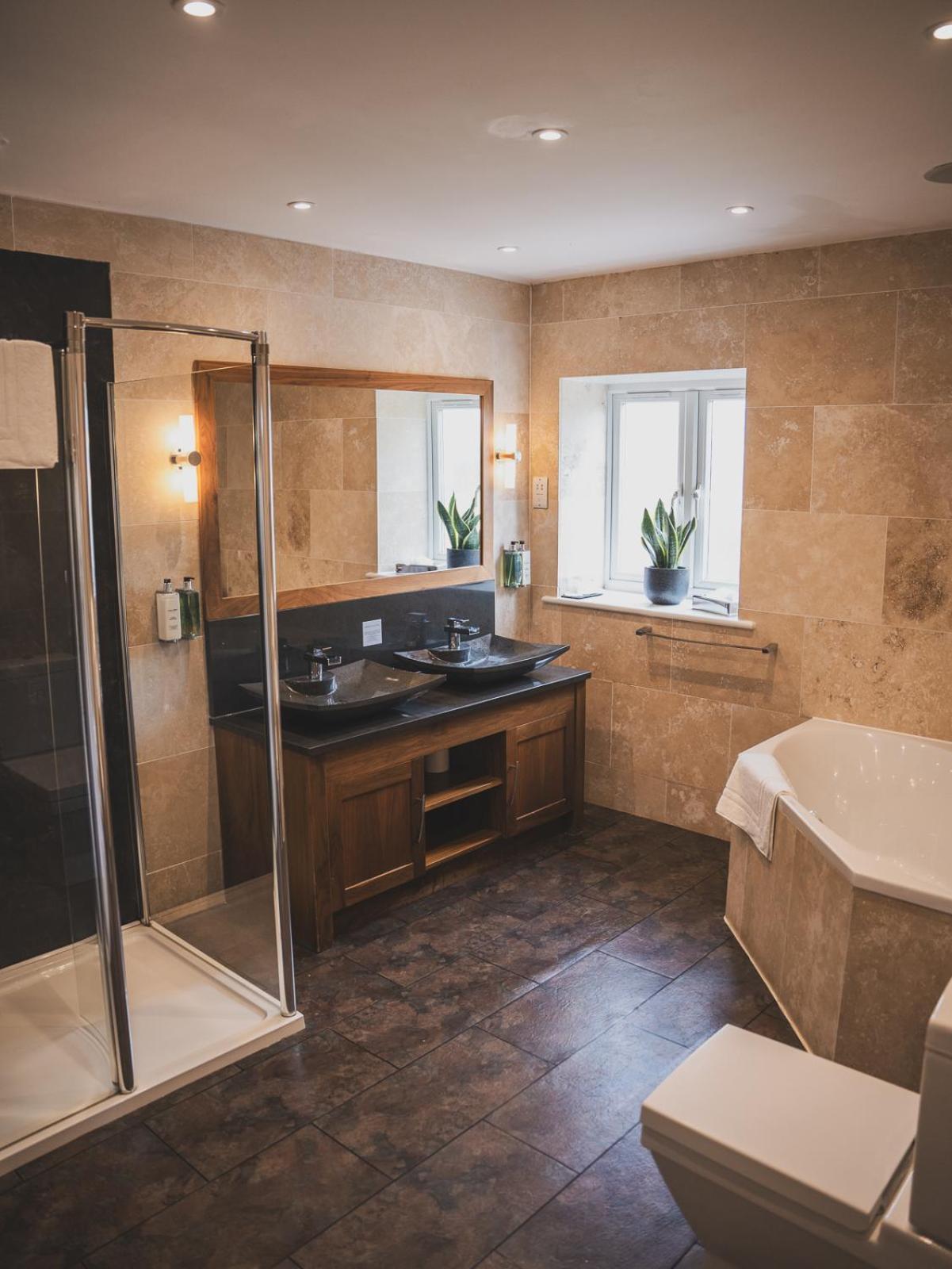 Crossways Hotel เวลส์ ห้อง รูปภาพ A bathroom in the UK